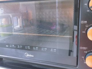 12、烤茄子（烤箱版）,把茄子放入烤箱中层，200度烤20分钟