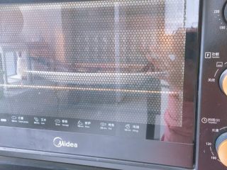 15、烤茄子（烤箱版）,继续放入烤箱200度烤5分钟