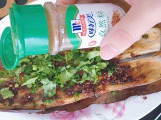 17、烤茄子（烤箱版）,撒上一点孜然粉