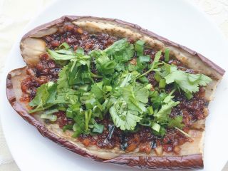 19、烤茄子（烤箱版）,切半后装盘拍照