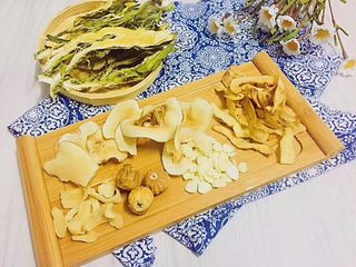 1、霸王花海底椰无花果排骨汤,准备好材料