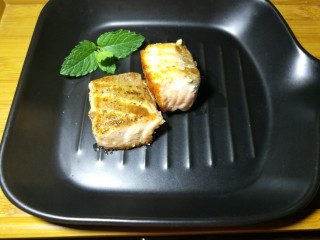 4、塑身益智三文鱼紫菜饭卷,起锅装盘。