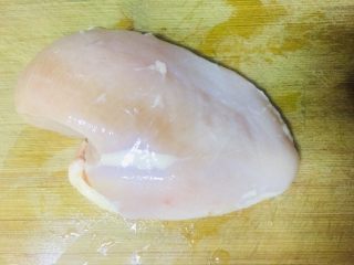 1、家庭版黑椒鸡米花,鸡胸肉洗净切去多余的脂肪部分（不切也可以）