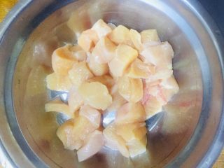 2、家庭版黑椒鸡米花,切成块