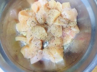 3、家庭版黑椒鸡米花,加入料酒，适量黑胡椒碎，有黑胡椒粉更好