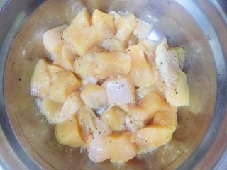 4、家庭版黑椒鸡米花,抓匀腌制15分钟（媳妇儿马上就回来所以时间短了些）