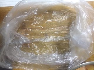 5、家庭版黑椒鸡米花,准备一个干净的塑料袋