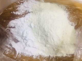 7、家庭版黑椒鸡米花,加入面粉然后调拌均匀