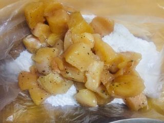 8、家庭版黑椒鸡米花,加入腌制好的鸡胸肉块