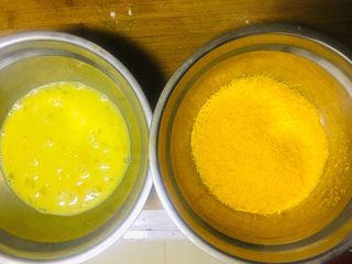 11、家庭版黑椒鸡米花,鸡蛋打散，准备面包糠