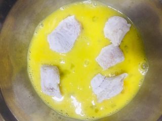 13、家庭版黑椒鸡米花,鸡肉块沾满蛋液