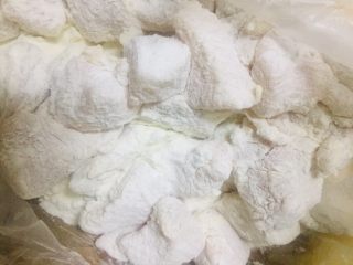 9、家庭版黑椒鸡米花,袋子收口，轻轻摇晃10到15次