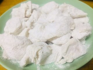 10、家庭版黑椒鸡米花,就会得到图中沾满混合粉的鸡肉块，非常方便