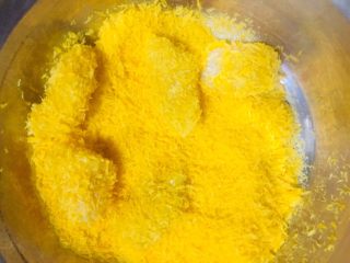 14、家庭版黑椒鸡米花,在盆中裹上面包糠