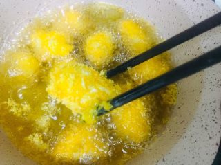 16、家庭版黑椒鸡米花,炸制金黄色捞出（只要它浮起来就可以了）