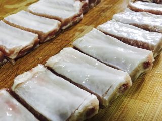2、红烧排骨（一人份）,切成段，尽量平均
