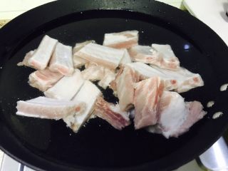 3、红烧排骨（一人份）,把排骨放入锅里，加入自来水（记住不是材料中的开水）