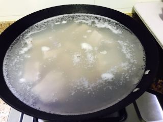 4、红烧排骨（一人份）,焯水，有白沫就行了