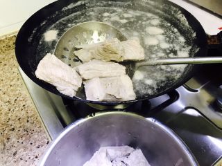 5、红烧排骨（一人份）,捞出备用。