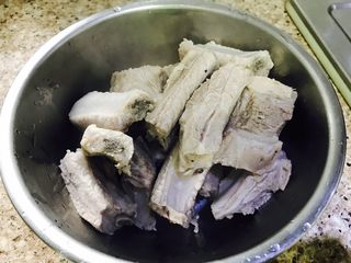 6、红烧排骨（一人份）,检查一下不要把白沫捞出来，如有，清洗一遍。