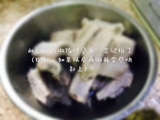 7、红烧排骨（一人份）,锅中倒入油，等油温至七成热，放入白糖。等白糖变色并化成泡沫后，先放葱、姜、蒜，炒出香味，然后放入排骨，倒入料酒；翻炒。（大约3-5分钟）