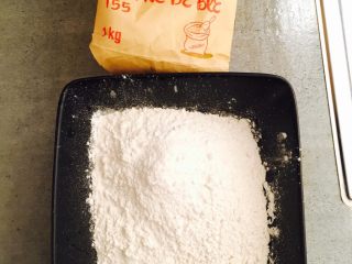 1、韭菜盒子 (家庭经典版),家里没有厨房秤，所以每次买面粉都买这种一千克的，倒四分之一就差不多250克啦????