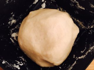 5、韭菜盒子 (家庭经典版),搅拌成絮状后趁面还热着但不是很烫手时，尽快把面絮揉成光滑的面团，自从我经常做饭以来感觉自己越来越不怕烫了，搅拌后直接上手揉，????小伙伴们自己做的时候还是要小心，别烫着手????