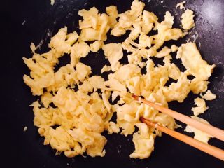 7、韭菜盒子 (家庭经典版),打散的蛋液中可以加入一点点清水(约一汤匙)，还有一点点盐调味，这样炒出来的蛋花会很嫩，温油下锅后用筷子划散