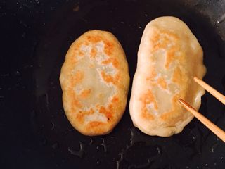 11、韭菜盒子 (家庭经典版),擀好面皮后就可以开始包韭菜盒子啦，我一开始包了两种造型，一个椭圆形，一个月牙形，后来觉得月牙形不好看就把它在拍照前吃掉啦????提示一下大家，我是开始包的时候才往韭菜陷里面放盐调味的，因为如果提前放盐，韭菜会出水，这样不容易包，还有大家切记包的时候封口前记得把里面的气放掉，不然煎的时候容易鼓起气泡影响美观????????????包好后，平底锅倒入底油，油热但还没有冒烟时就可以下锅煎了，保持中小火（我用的电磁炉控制在130度），不然表皮容易焦