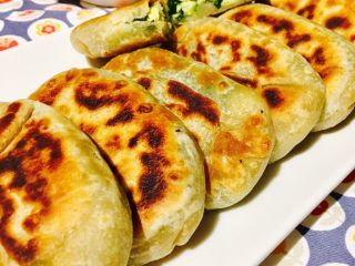 12、韭菜盒子 (家庭经典版),煎至两面金黄，大约四分钟就可以盛出装盘啦????????????????????????