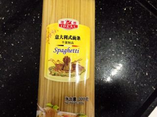 1、黑椒牛柳烩意粉,准备面条