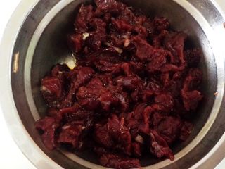 2、黑椒牛柳烩意粉,牛肉洗干净沥干水切条