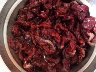 3、黑椒牛柳烩意粉,加入5g料酒、7g酱油、3g蚝油,顺时针搅拌一分钟