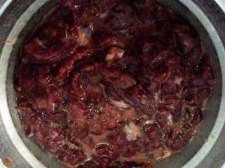 4、黑椒牛柳烩意粉,20g水分两次加入进去,每次加入后顺时针搅拌至牛肉吸收水份。加1g盐,继续搅拌