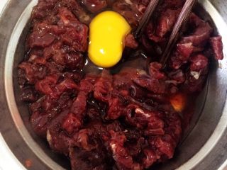 5、黑椒牛柳烩意粉,打入一个鸡蛋,顺时针搅拌至吸收