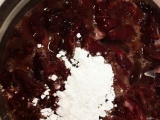 6、黑椒牛柳烩意粉,加入2g玉米淀粉,继续顺时针搅拌均匀