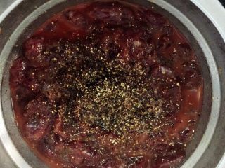 7、黑椒牛柳烩意粉,加入3黑胡椒粒