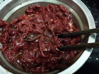 8、黑椒牛柳烩意粉,顺时针搅拌均匀后保鲜膜封好,放冰箱冷藏至少2小时