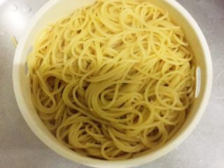 10、黑椒牛柳烩意粉,面煮好后沥干水