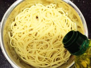 12、黑椒牛柳烩意粉,沥干水,倒入7g橄榄油,搅拌均匀,防粘