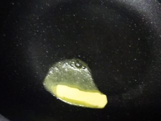 13、黑椒牛柳烩意粉,大火烧热锅,然后中火,放入5g黄油