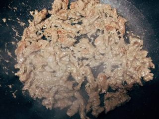 15、黑椒牛柳烩意粉,煎至7成熟捞起备用