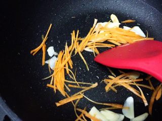 18、黑椒牛柳烩意粉,放入红萝卜丝,翻炒半分钟