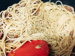 23、黑椒牛柳烩意粉,加入20g酱油,3g研磨黑胡椒粉,快速翻炒均匀