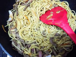 24、黑椒牛柳烩意粉,翻炒2分钟即可
