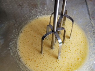 3、童年蛋黄小饼干,用打蛋器高速打发出有纹路
