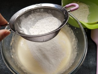 6、童年蛋黄小饼干,将低筋面粉全部过筛到蛋糊中