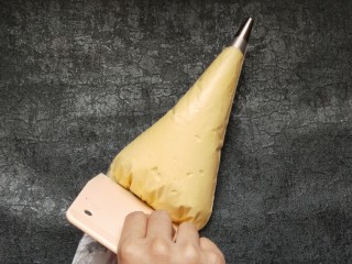 12、童年蛋黄小饼干,用画板往下推面糊，不要用手往下挤会消泡