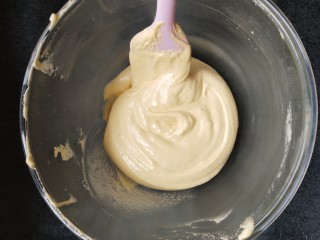 9、童年蛋黄小饼干,拌好的面糊很粘稠不是稀软的状态