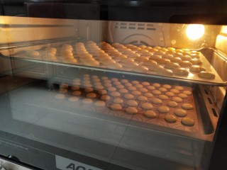 15、童年蛋黄小饼干,我是两层同烤，开热循环风模式，150度烤20分钟，中途换位置，如果你的烤箱没有热循环风模式请按单层150度烘烤30分钟